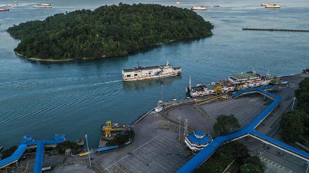 Foto aerial Pelabuhan Merak di Banten, Jumat (22/5/2020). Menjelang Hari Raya Idul Fitri 1441 H, arus penyeberangan penumpang di Pelabuhan Merak mengalami penurunan penumpang hingga 98,3 persen jika dibandingkan periode yang sama pada tahun lalu dikarenakan adanya aturan larangan mudik dari pemerintah demi mencegah penyebaran pandemi COVID-19. ANTARA FOTO/Galih Pradipta/pras.
