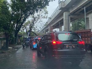 Diguyur Hujan Deras-Angin Kencang, Baliho hingga Pohon di Palembang Tumbang