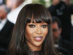 Naomi Campbell Bikin Heboh, Jalan-jalan di Stasiun Kereta Tanpa Busana