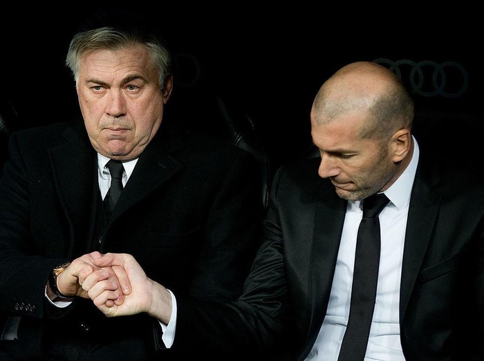 MADRID, SPAIN - FEBRUARY 05: Head coach Carlo Ancelotti (L) of Real Madrid CF shake hands with his assistant coach Zinedine Zidane (R) during the Copa del Rey semifinal first leg match between Real Madrid CF and Club Atletico Madrid at Estadio Santiago Bernabeu on February 5, 2014 in Madrid, Spain.  (Photo by Gonzalo Arroyo Moreno/Getty Images)