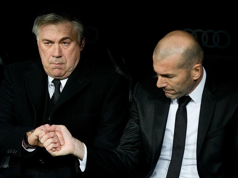 MADRID, SPAIN - FEBRUARY 05: Head coach Carlo Ancelotti (L) of Real Madrid CF shake hands with his assistant coach Zinedine Zidane (R) during the Copa del Rey semifinal first leg match between Real Madrid CF and Club Atletico Madrid at Estadio Santiago Bernabeu on February 5, 2014 in Madrid, Spain.  (Photo by Gonzalo Arroyo Moreno/Getty Images)