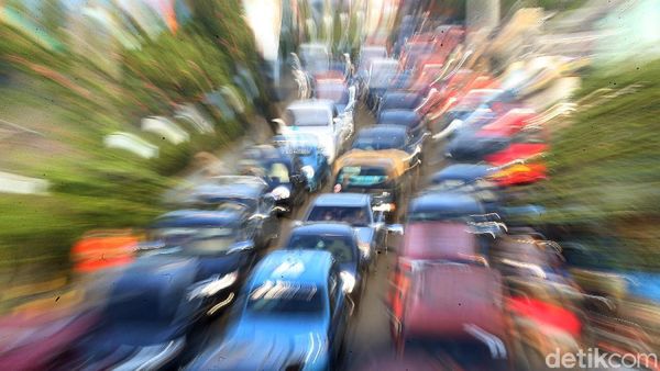 Potret Antrean Panjang Kendaraan di Kawasan Pasar Pondok Gede