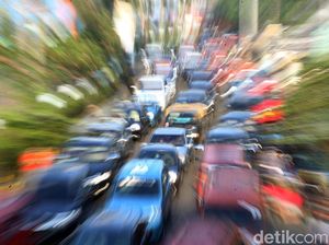 Potret Antrean Panjang Kendaraan di Kawasan Pasar Pondok Gede