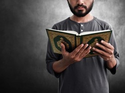 10 Adab Membaca dan Menyentuh Al-Quran yang Sering Disepelekan