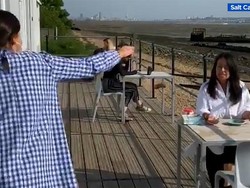 Terapkan Social Distancing, Kafe Ini Lempar Kopi dan Kue ke Pengunjung