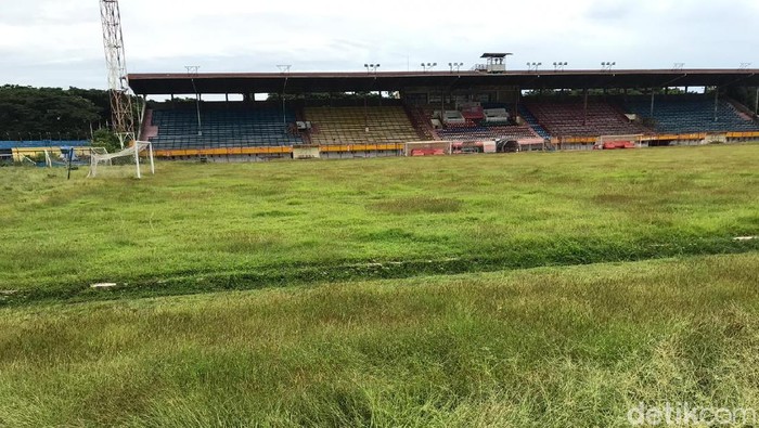 Stadion Andi Mattalatta tak terawat.