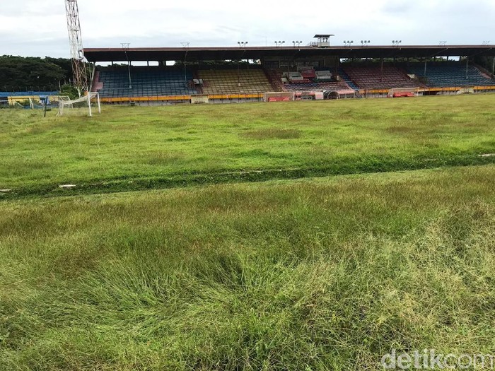 Stadion Andi Mattalatta tak terawat.