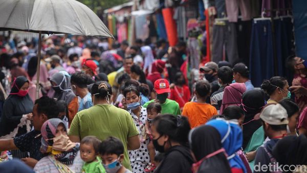 Edan! Pasar Jatinegara Ramai Banget