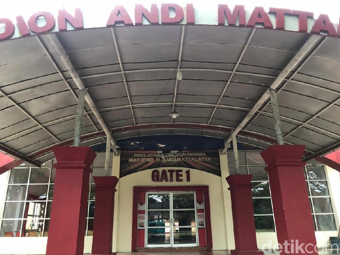 Stadion Andi Mattalatta tak terawat.