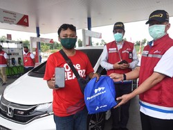 Sapa Pelanggan, Komisaris Pertamina Bagi BBM dan Bingkisan Gratis