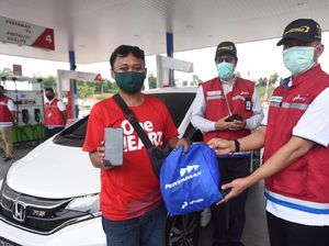 Sapa Pelanggan, Komisaris Pertamina Bagi BBM dan Bingkisan Gratis Sapa Pelanggan, Komisaris Pertamina Bagi BBM dan Bingkisan Gratis