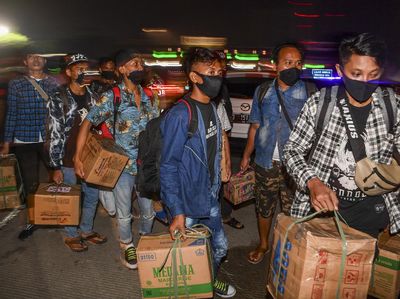 Ratusan Calon Pemudik Terjaring Penyekatan di Tol Cikarang Barat