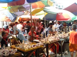 Video Warga Memadati Pasar Senen Abaikan PSBB