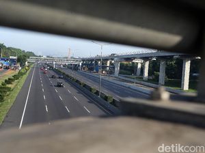 Penampakan Tol Japek yang Terpantau Lengang Jelang Lebaran