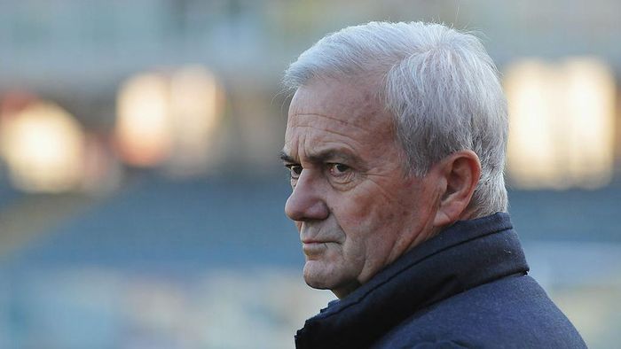 CESENA, ITALY - NOVEMBER 30: Luigi Simoni head coach of AS Gubbio looks on during the TIM Cup match between AC Cesena and AS Gubbio at Dino Manuzzi Stadium on November 30, 2011 in Cesena, Italy. (Photo by Mario Carlini / Iguana Press/Getty Images)