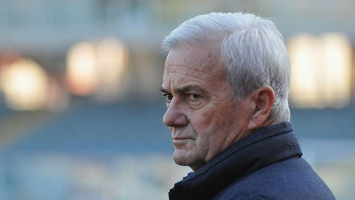 CESENA, ITALY - NOVEMBER 30: Luigi Simoni head coach of AS Gubbio looks on during the TIM Cup match between AC Cesena and AS Gubbio at Dino Manuzzi Stadium on November 30, 2011 in Cesena, Italy.  (Photo by Mario Carlini / Iguana Press/Getty Images)