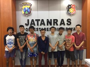 4 Pelaku Pengeroyokan di Surabaya Diamankan, Polisi Sita Pedang hingga Celurit