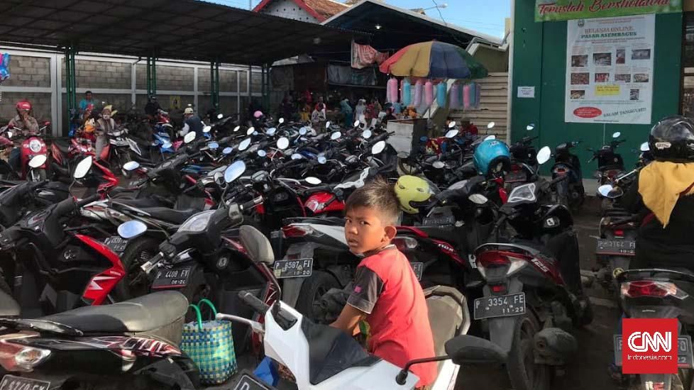 Menjelang perayaan Hari Raya Idulfitri, situasi Pasar Asembagus pada hari Sabtu (23/5) terpantau ramai.