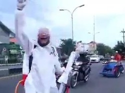 Alasan Pria Ber-APD Teriak Kami Capek di Jalan Hingga Viral