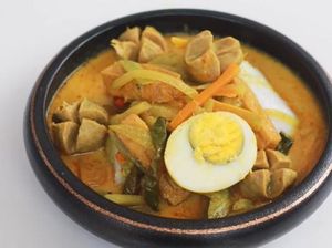 Cara Membuat Ketupat Sayur Bakso ala Chef Devina Hermawan yang Praktis Cara Membuat Ketupat Sayur Bakso ala Chef Devina Hermawan yang Praktis