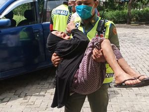 Viral Foto Kades di Luwu Timur Gendong Lansia Ambil Bansos