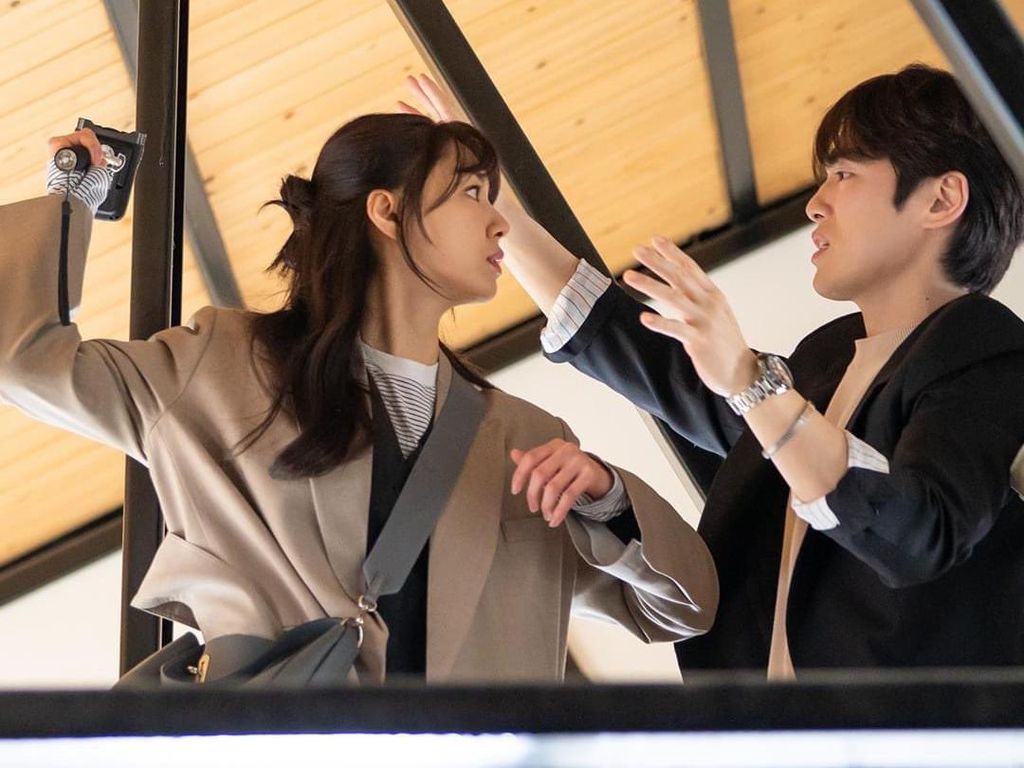 Reuni Kim Jung Hyun-Seo Ji Hye Crash Landing On You di Dinner Mate