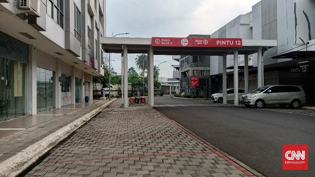 Pasar Modern Intermoda di Cisauk, Tangerang terlihat lenggang pada Sabtu (23/5) pagi hari. Pasar terlihat sepi meski menjelang hari raya Idul Fitri 1441.