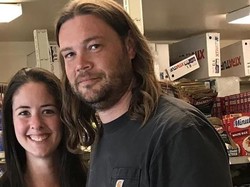 Pria Alaska Tempuh 14 Jam Demi Memasok Makanan