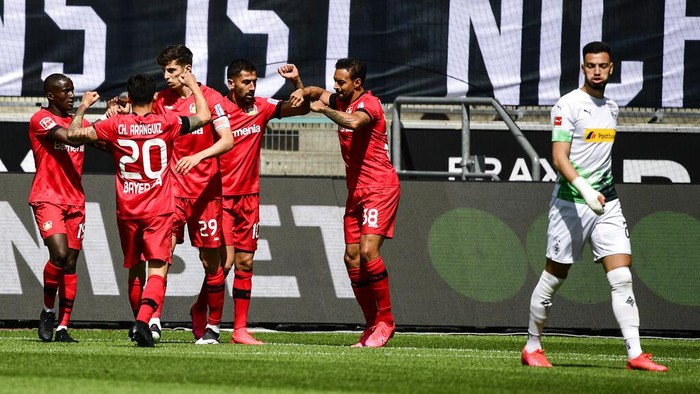 Leverkusens Kai Havertz, 3rd left, celebrates with teammates scoring during the German Bundesliga soccer match between Borussia Moenchengladbach and Leverkusen, in Moenchengladbach, Germany, Saturday, May 23, 2020. (Ina Fassbender Pool Photo via AP)