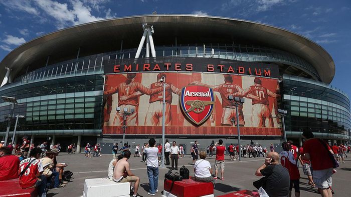 Arsenal LONDON, ENGLAND - AUGUST 18: A general view of atmosphere outside Emirates Stadium prior to the Barclays Premier League match between Arsenal and Sunderland at Emirates Stadium on August 18, 2012 in London, England. (Photo by Julian Finney/Getty Images)
