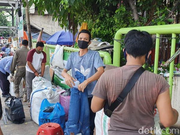 Penampakan Toko dan Lapak di Pasar Tanah Abang Ditutup Demi Cegah Kerumunan