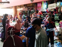 Ramainya Pasar Kebayoran Lama Sehari Jelang Lebaran, Jaga Jarak Terabaikan