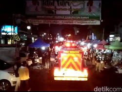 Mobil Damkar Bubarkan Lautan Manusia di Pengkolan Garut