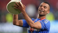 Tahun 2006, Chelsea memboyong Ashley Cole dari Arsenal seharga 5 juta paun plus dengan memberikan William Gallas. Delapan tahun bersama Chelsea, Ashley Cole bisa meraih 10 trofi (Getty Images)