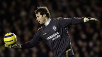 Petr Cech dibeli Chelsea seharga 7 juta paun di tahun 2004. Sebelas tahun menjaga gawang Chelsea, banyak trofi diraihnya termasuk empat kali juara Liga Inggris dan juara Liga Champions. Kini, Cech menjadi Dewan Direktur Olahraga Chelsea (Getty Images)