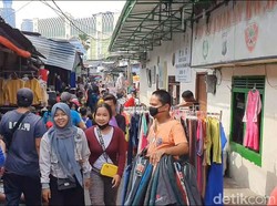 Ditertibkan Satpol PP, Pedagang Pasar Tanah Abang Tutup Lapak dan Toko