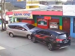 Viral Video Pemobil di Bekasi Hantam Motor-Mobil, Korban Patah Kaki