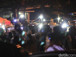 Abaikan Social Distancing, Warga Bandung Menyemut di Pasar Kaget