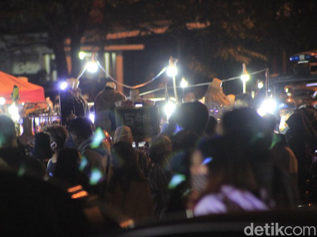 Abaikan Social Distancing, Warga Bandung Menyemut di Pasar Kaget Abaikan Social Distancing, Warga Bandung Menyemut di Pasar Kaget