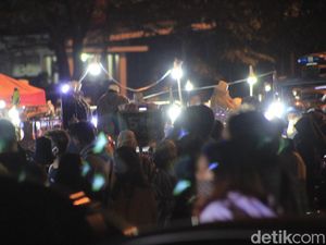 Abaikan Social Distancing, Warga Bandung Menyemut di Pasar Kaget Abaikan Social Distancing, Warga Bandung Menyemut di Pasar Kaget
