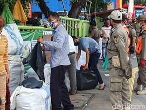 Penampakan Tanah Abang Ramai, Satpol PP Tutup Lapak Pedagang