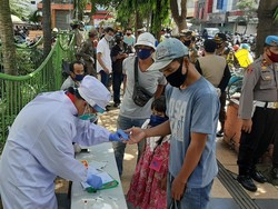 Puluhan Warga Tertangkap Keluyuran di Pasar Besar Tanpa Masker Jalani Rapid Test