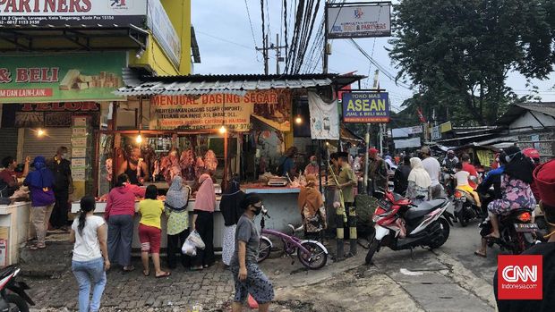 Pasar Kreo, Jl. HOS Cokroaminoto, Kec. Larangan, Kota Tangerang, Banten, penuh sesak pada H-1 Idul Fitri yang jatuh pada 24 Mei 2020.
