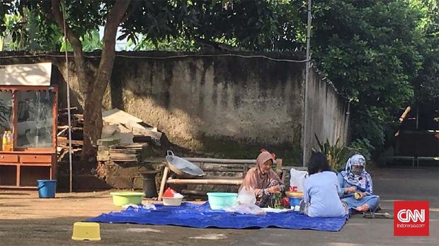 Acara masak-masak jelang Lebaran di salah satu perumahan di Pamulang, Tangerang Selatan, Banten, pada Sabtu (23/5/2020). (CNNIndonesia/Ardita Mustafa)
