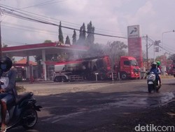Truk Tangki Bermuatan BBM Terbakar di SPBU Wirosari Grobogan
