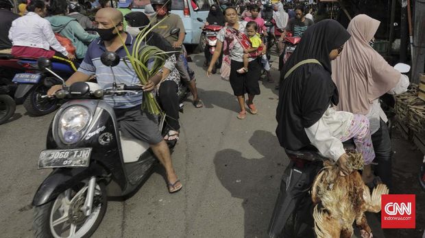 Warga memadati Pasar Pulogadung di tengah penerapan Pembatasan Sosial Berskala Besar (PSBB) di Jakarta, Sabtu, 23 Mei 2020. Meskipun dalam masa pandemi COVID-19, warga tetap ramai mengunjungi pusat perbelanjaan untuk memenuhi kebutuhan lebaran. Sebelumnya Gubernur DKI Jakarta Anies Baswedan memutuskan untuk melanjutkan PSBB tahap ketiga di DKI Jakarta yang dimulai 22 Mei hingga 4 Juni 2020 atau selama 14 hari ke depan untuk menekan tingkat penularan COVID-19. CNNIndonesia/Adhi Wicaksono