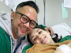 Mona Ratuliu Sempat Tak Percaya Punya Anak Lagi Mona Ratuliu Sempat Tak Percaya Punya Anak Lagi