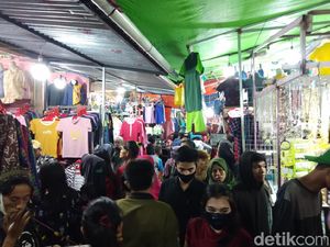 Tanpa Jarak-Tak Bermasker, Warga Makassar Padati Pasar Senggol Tanpa Jarak-Tak Bermasker, Warga Makassar Padati Pasar Senggol