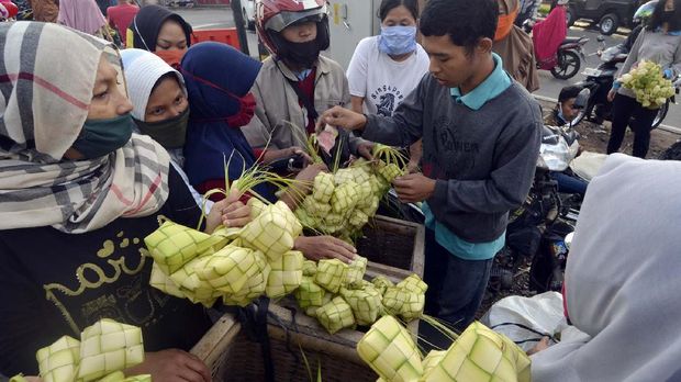 Pedagang kulit ketupat musiman melayani pembeli di kawasan Pasar Tugu, Bandar Lampung, Lampung, Sabtu (23/5/2020). ANTARA FOTO/Ardiansyah/hp.