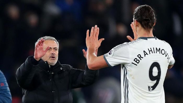 Mourinho Ibrahimovic LONDON, ENGLAND - DECEMBER 14: Jose Mourinho, Manager of Manchester United congratulates Zlatan Ibrahimovic after the Premier League match between Crystal Palace and Manchester United at Selhurst Park on December 14, 2016 in London, England. (Photo by Christopher Lee/Getty Images)